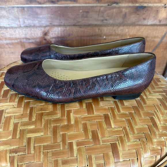 Trotters women’s Leather Slip-On Flats - Honor dark brown snakeskin size 7.5 W - Picture 4 of 7